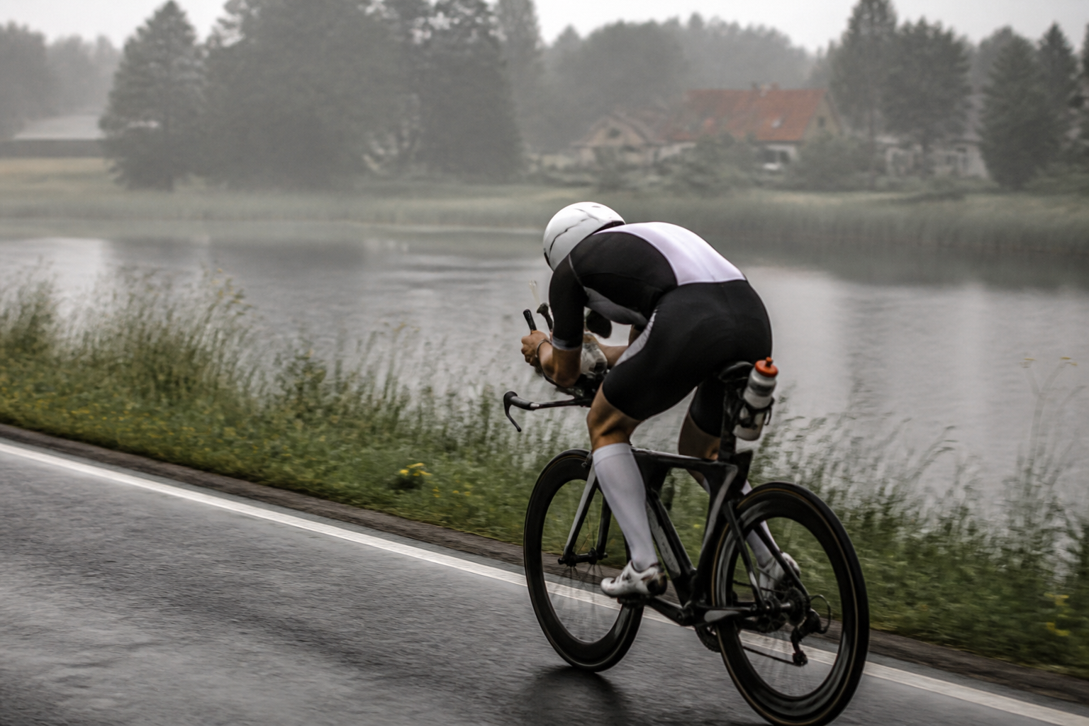 Cyclist on a time trial bike with a bottle mounted between the aerobars.
