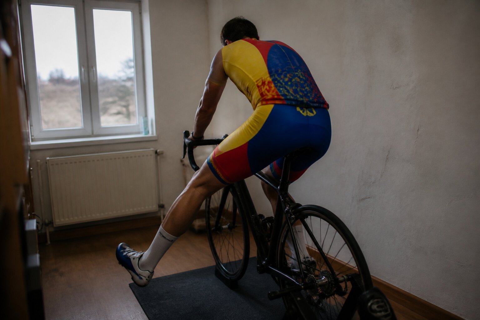 Cyclist on an indoor trainer practising a single-leg pedalling drill