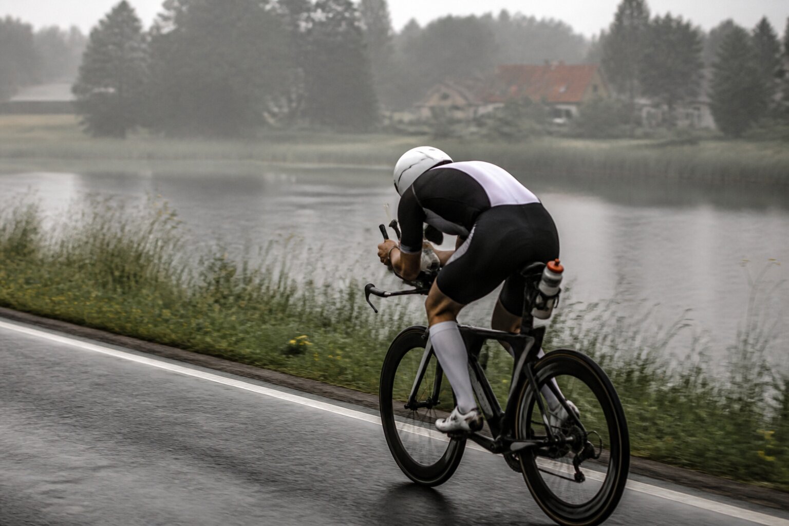 Cyclist on a time trial bike with a bottle mounted between the aerobars.